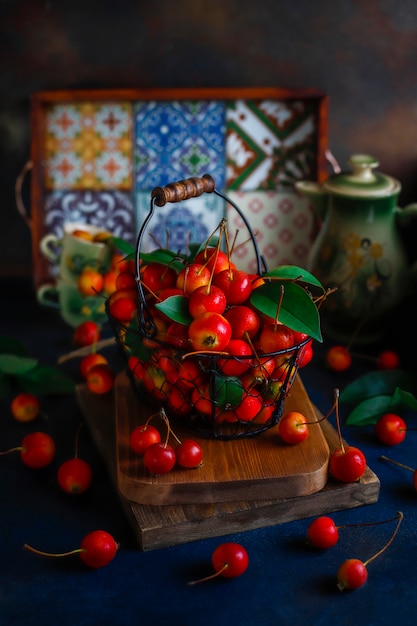 Pommes rouges mûres dans un panier à provisions