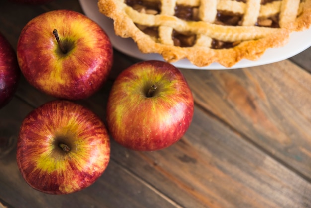 Pommes rouges près de charlotte