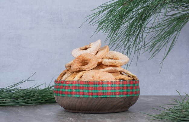 Pommes saines séchées sur plaque en bois.