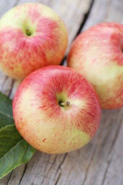 Pommes sur une surface en bois