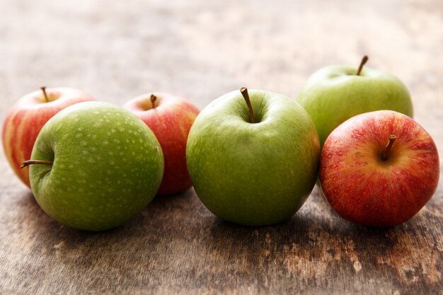 Pommes sur la table