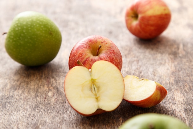 Pommes sur la table