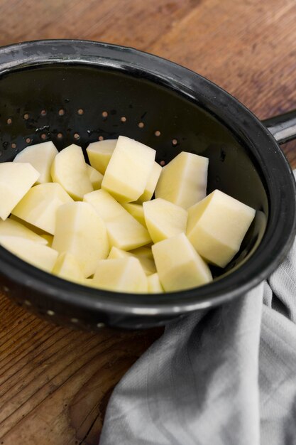 Pommes de terre à angle élevé dans une passoire