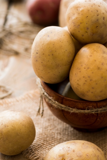 Pommes de terre crues à angle élevé dans un bol