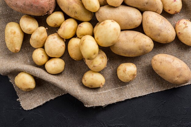 Pommes de terre crues à angle élevé sur table