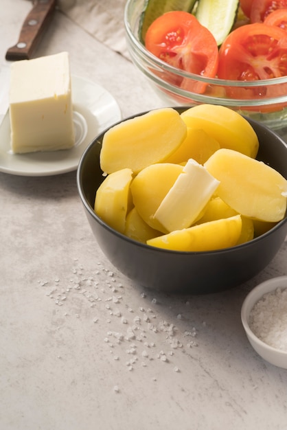 Pommes de terre crues hachées dans un bol gris