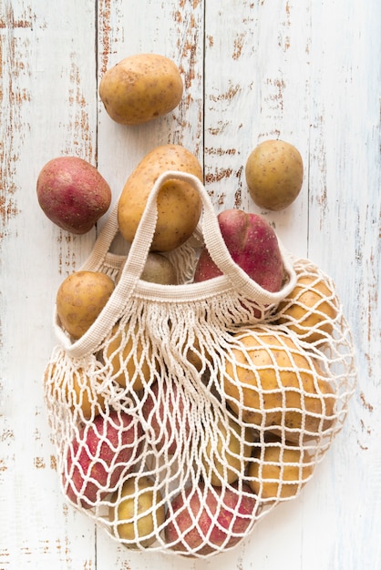 Pommes de terre crues en sac textile