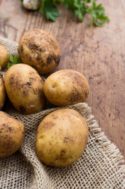 Pommes de terre crues sur sac en toile