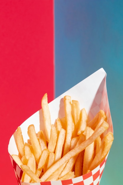 Pommes de terre frites avec fond rouge et bleu