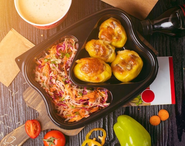 Pommes de terre frites grillées avec légumes, salade de carottes au chou