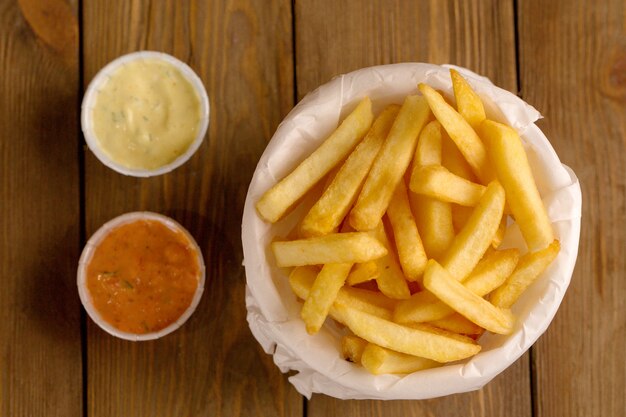 Pommes de terre frites sur une table en bois