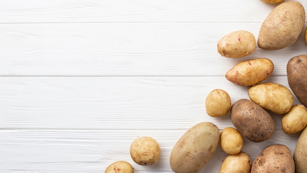 Pommes de terre naturelles avec copie espace