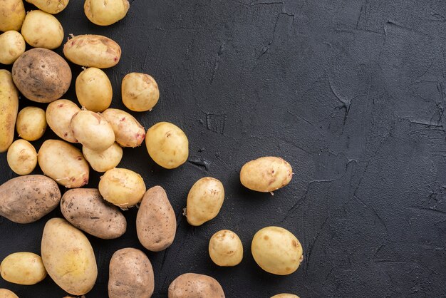 Pommes de terre naturelles sur table