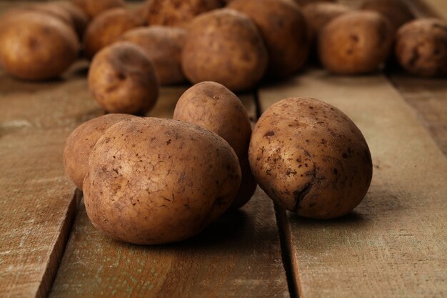 Pommes de terre non pelées rustiques sur un bureau