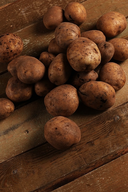 Photo gratuite pommes de terre non pelées rustiques sur un bureau