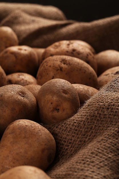 Pommes de terre non pelées rustiques sur un bureau