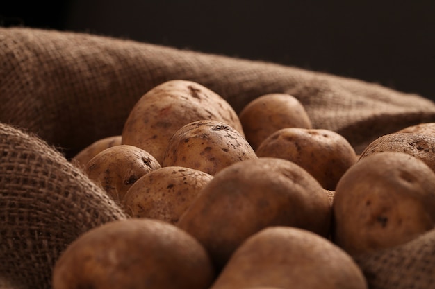 Pommes de terre non pelées rustiques sur un bureau