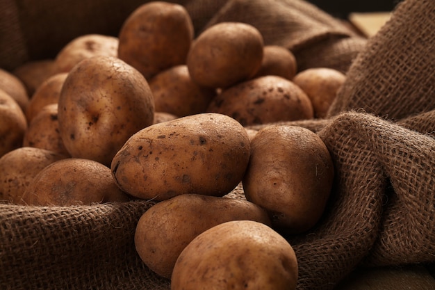 Pommes de terre non pelées rustiques sur un bureau