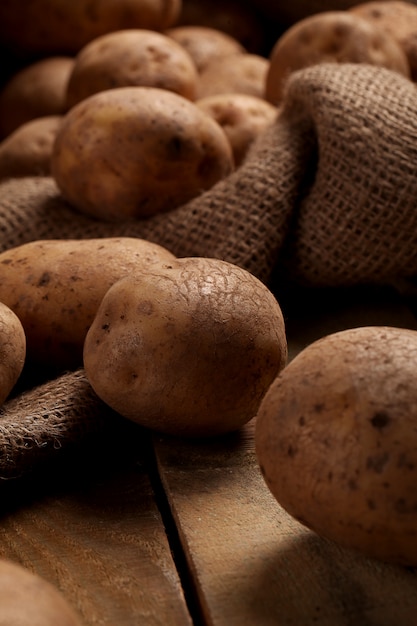 Photo gratuite pommes de terre non pelées rustiques sur un bureau