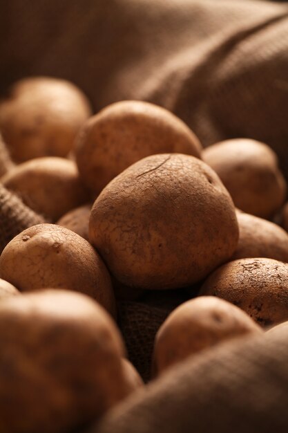 Pommes de terre non pelées rustiques sur un bureau