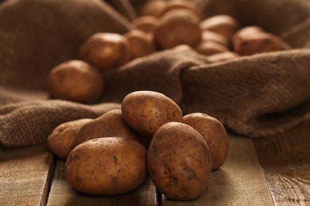 Pommes de terre non pelées rustiques sur un bureau