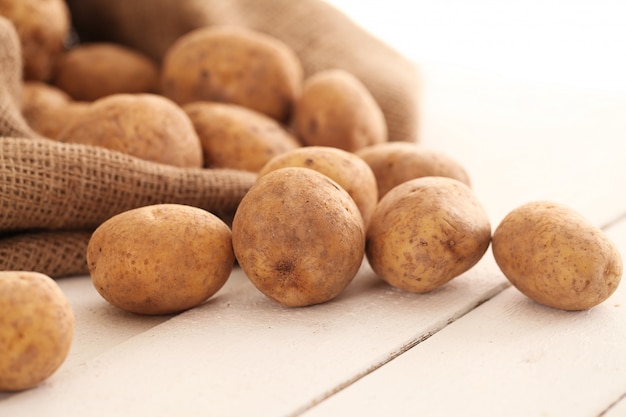 Pommes de terre non pelées rustiques sur une table