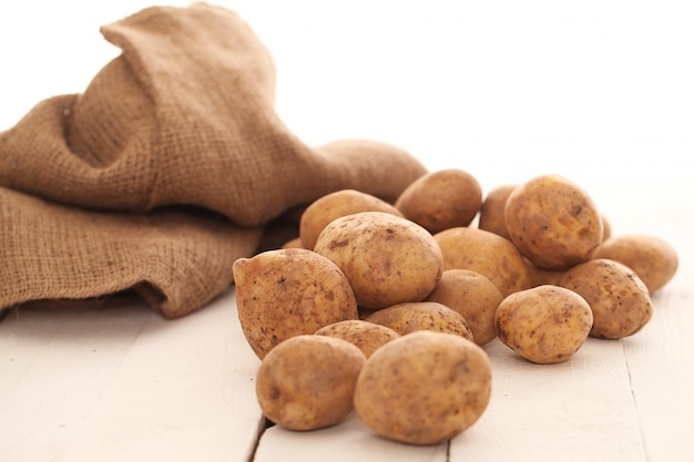 Pommes de terre non pelées rustiques sur une table