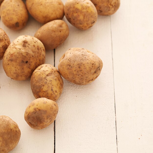 Pommes de terre non pelées rustiques sur une table