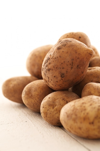 Pommes de terre non pelées rustiques sur une table