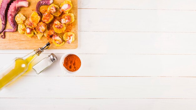 Pommes de terre avec poulpe sur le bureau de cuisine