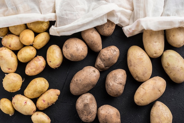 Photo gratuite pommes de terre renversées sur table