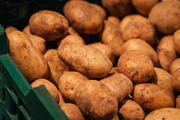 Photo gratuit pommes de terre sales crues dans le gros plan du supermarché
