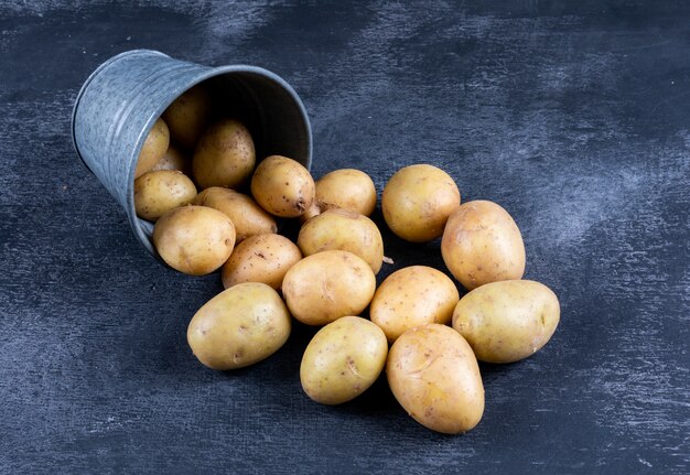 Pommes terre, seau, élevé, angle, vue, sombre, table