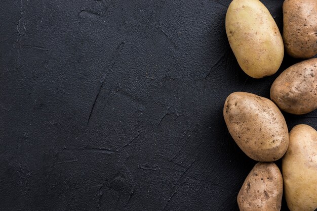 Pommes de terre sur table avec copie-espace