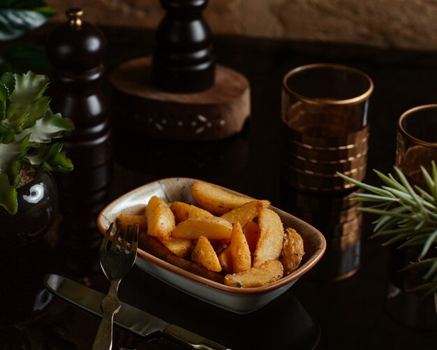 Pommes de terre traditionnelles rôties aux herbes dans un bol profond