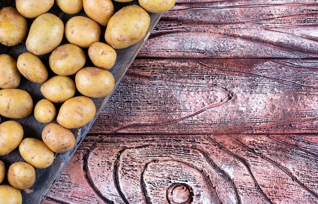 Pommes de terre sur une vue de dessus en tissu sur une table en bois