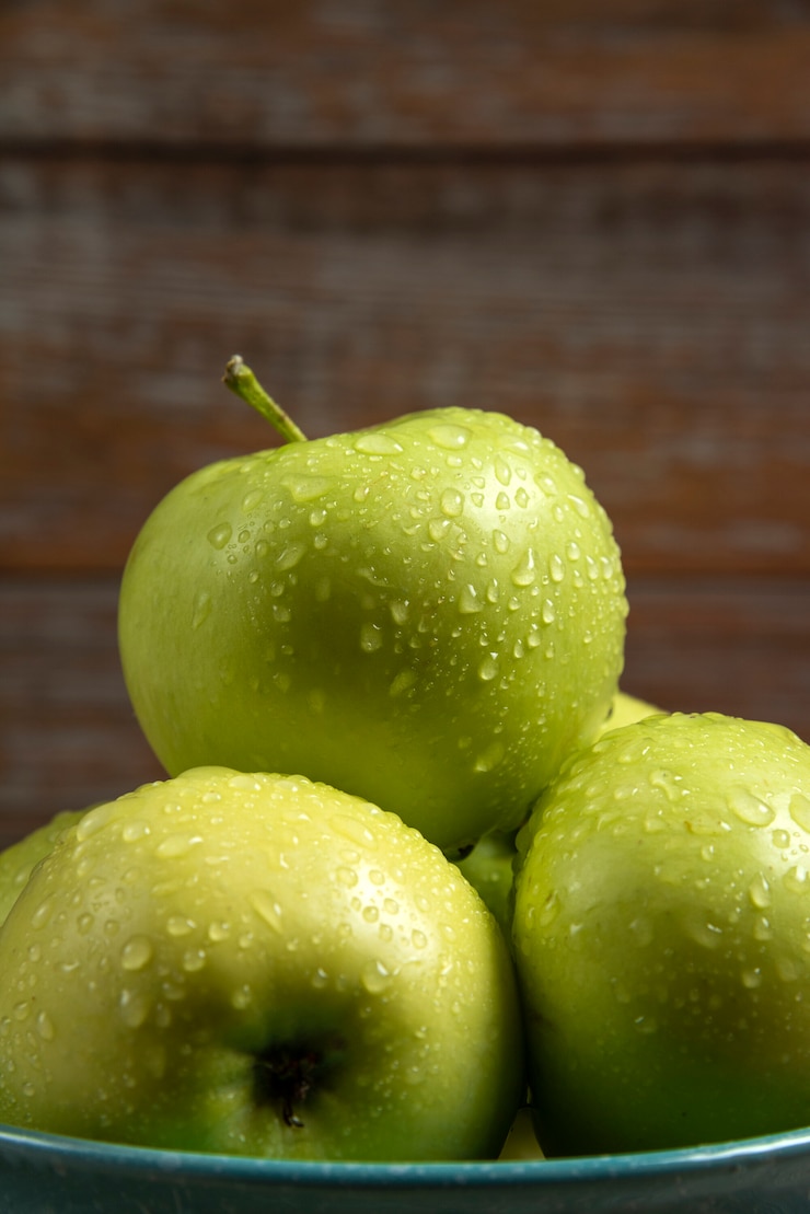 Photo gratuit pommes vertes fraîches avec des gouttes d'eau sur eux