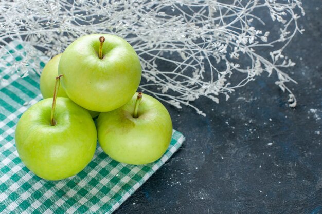 Pommes vertes fraîches moelleuses et juteuses sur bleu foncé, collation de vitamines santé baies de fruits