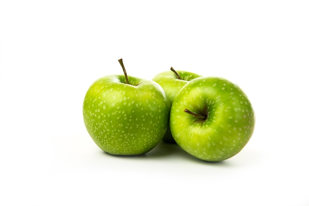 Pommes vertes isolées sur blanc.