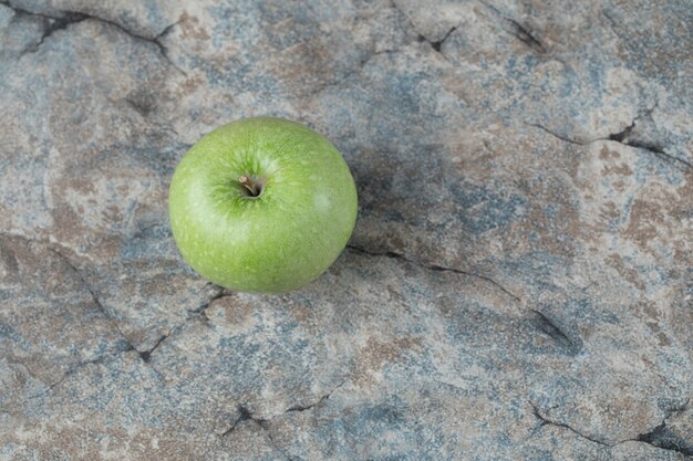 Pommes vertes isolées sur la surface texturée