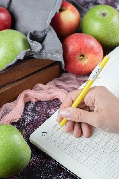 Pommes vertes rouges et un livre de recettes vérifié