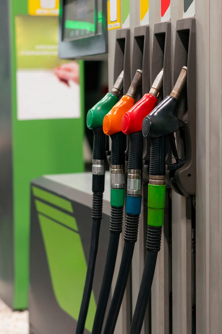 Photo gratuit pompes de station-service de différentes couleurs
