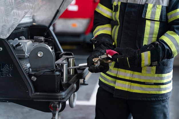 Pompier avec combinaison de sécurité à la gare