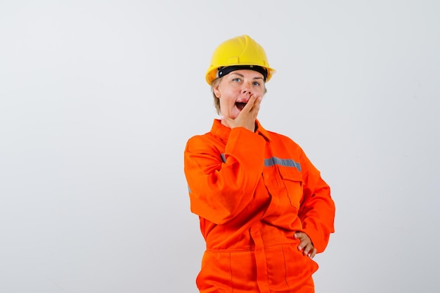 Pompier dans son uniforme avec un casque de sécurité