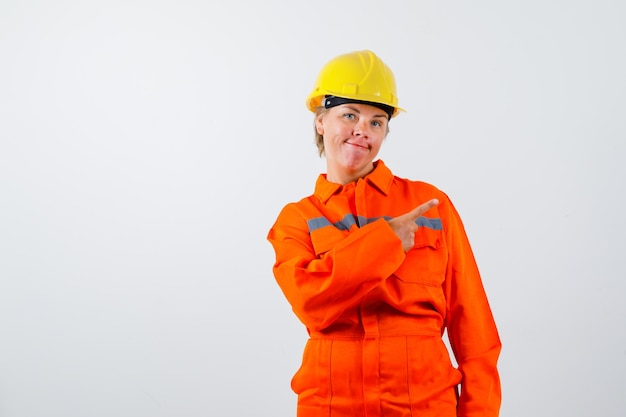 Pompier dans son uniforme avec un casque de sécurité