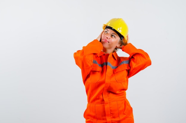 Pompier dans son uniforme avec un casque de sécurité