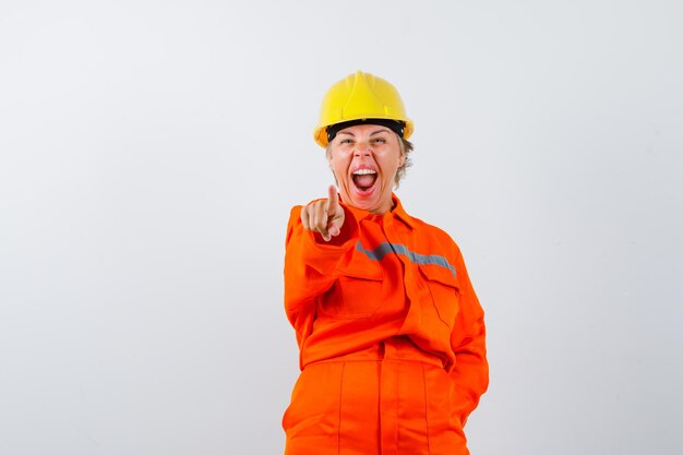 Pompier dans son uniforme avec un casque de sécurité