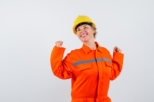 Pompier dans son uniforme avec un casque de sécurité