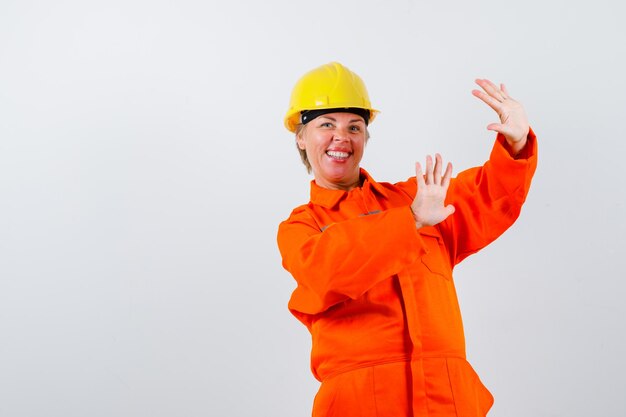 Pompier dans son uniforme avec un casque de sécurité