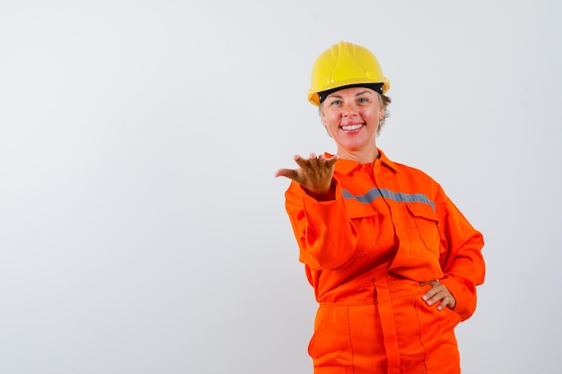 Pompier dans son uniforme avec un casque de sécurité